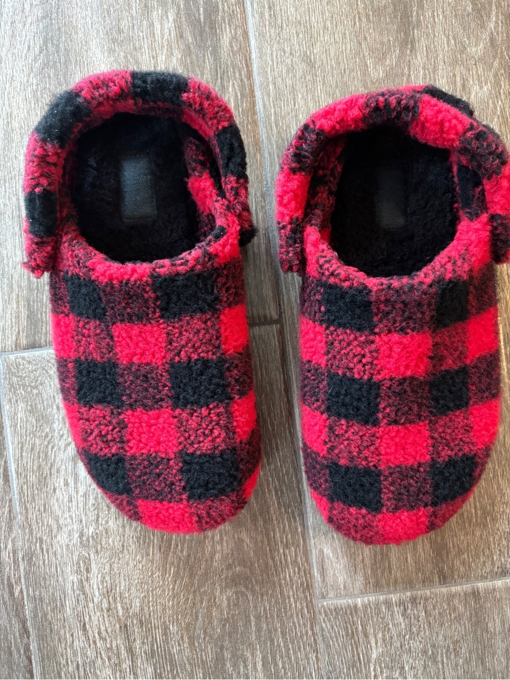 CROCS Men’s 9 Women’s 11 Red and Black Buffalo Plaid Slippers Cozy Winter Warm